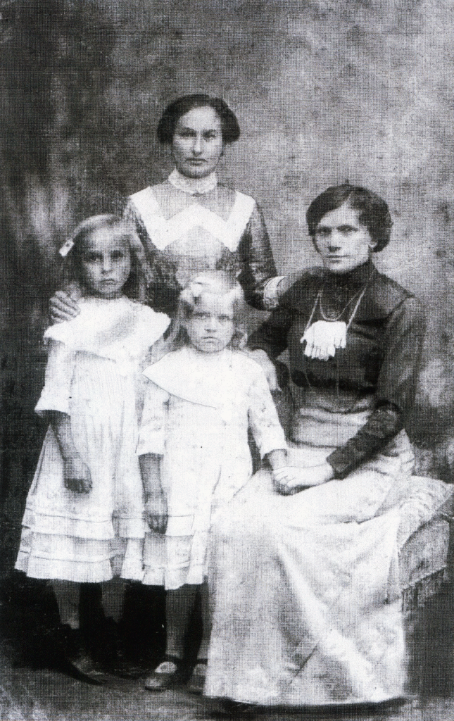 Посад Ядов, Королевство Польское. 1915 г. Евгения Андреевна (справа) с детьми Татьяной и Верой.